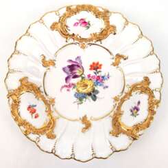 Meissen-Prunkteller, Pfeifferzeit 1924-34, Buntes Blumenbukett und reicher Golddekor, am Rand 3 goldgerahmte Medaillons mit Blumenmalerei, Schwertermarke mit 2 Schleifstrichen, Dm. 29,5 cm