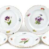 5 Meissen-Kuchenteller, 19. Jh., Bunte Blume 1 mit Goldrand, Biedermeier-Form mit Muschelrand, 2. Wahl, Dm. 19 cm - photo 1