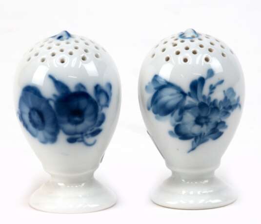 Salz- und Pfefferstreuer, Royal Copenhagen, Blaue Blume, eiförmig auf rundem Stand, H. 8 cm - Foto 1