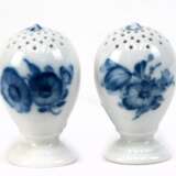 Salz- und Pfefferstreuer, Royal Copenhagen, Blaue Blume, eiförmig auf rundem Stand, H. 8 cm - Foto 1