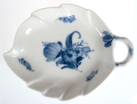 Blattschale, Royal Copenhagen, Blaue Blume, Nr. 8001, reliefierter Flechtrand, 18,5x14 cm - Foto 1