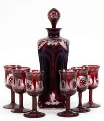 Likör-Set, Alfred Taube, Glas rot überfangen, floral und ornamental geschliffen, bestehend aus Karaffe H. 23 cm und 6 Likörgläsern H. 9,7 cm