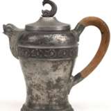 Zinn-Kaffeekanne, Sachsen um 1820, Innenboden gepunzt, H. 17 cm - photo 1