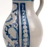 Großer Westerwälder-Steingutkrug mit Zinndeckel, um 1900, mit Blau- und Ritzdekor, Ränder best., H. 37,5 cm - Foto 1