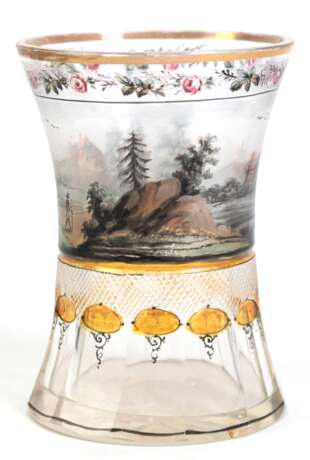 Biedermeier-Becher, vermutlich Wien, umlaufend in Transparentemailfarben gemalte Landschaft Rosenbordüre, Goldränder, im unteren Bereich facettiert geschliffen, ausgeschliffener Abriß, unterer Rand 1x best., H. 11 cm… - фото 1