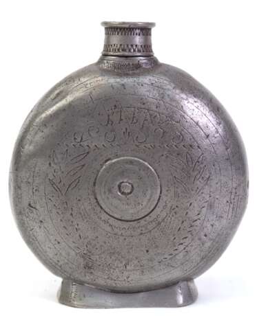 Zinn-Pulverflasche, datiert 1895, abgeflachte runde Form, auf ovalem Fuß, Schraubverschluß, ziseliert, gedellt, H. 13 cm - photo 2