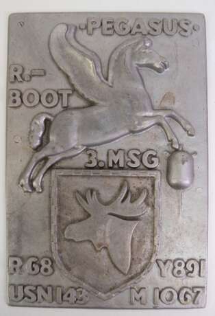 Schild "Pegasus", Räumboot, 3. Minensuchgeschwader, Metallguß, reliefiert,36x24,5 cm - Foto 1