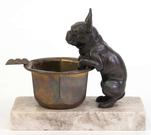 Aschenbecher, figürlich, Bronze-Hund Französische Bulldogge an Metallschale mit 1 Ablage stehend, auf heller Marmorplinthe montiert, ges. 14x17x9 cm - photo 1