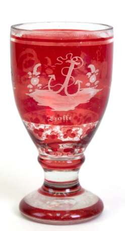 Biedermeier-Pokalglas, rot glasiert, 3 gravierte Darstellungen "Gesundheit", "Hoffe" und "Liebe", Rand mit kl. Chip, H. 14 cm - photo 1