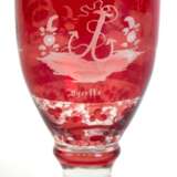 Biedermeier-Pokalglas, rot glasiert, 3 gravierte Darstellungen "Gesundheit", "Hoffe" und "Liebe", Rand mit kl. Chip, H. 14 cm - фото 1