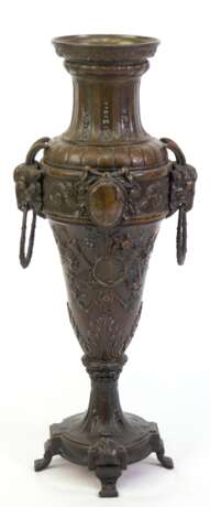 Vase, Weißguß, bronzefarben, runder Stand auf 4 Füßen, Korpus floral und ornamental reliefiert, 2 Tierkopf-Handhaben, H. 43 cm - Foto 1