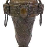 Vase, Weißguß, bronzefarben, runder Stand auf 4 Füßen, Korpus floral und ornamental reliefiert, 2 Tierkopf-Handhaben, H. 43 cm - photo 1