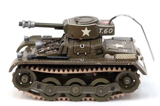 Panzer "Gama 60/3/4", 1950er Jahre, Made in Western Germany, mit Aufzug, funktionstüchtig, mit Spaten, Axt und Fahrer, L. 19 cm, im Originalkarton - Foto 1