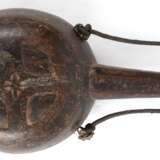 Pulverflasche um 1600, wohl Holz, halbrunde Form mit kantigem Hals, Ornamentalmuster, Gebrauchspuren, H. 23 cm - Foto 1