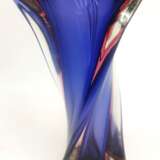 Große Murano-Vase, farbloses Glas mit rotem und blauem Innenfang, spiralförmig gedrehter Korpus mit dreieckiger Grundfläche, Rand mit min. Chip, H. 37 cm - фото 1