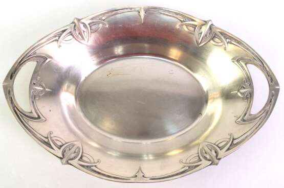 Jugendstil-Schale, oval, 800er Silber, ornamental reliefierter Rand mir 2 seitlich 2 seitlichen Durchbruchhenkeln, 290 g, 5,5x32,5x21,5 cm - photo 1