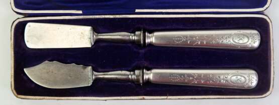 Butter- und Käsemesser, 800er Silber-Griffe datiert 1881, wohl ergänzt, L. 19 cm, im Etui - Foto 1