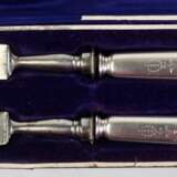 Butter- und Käsemesser, 800er Silber-Griffe datiert 1881, wohl ergänzt, L. 19 cm, im Etui - Foto 1