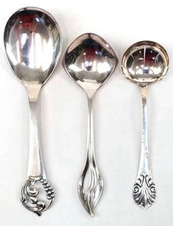 3 diverse Vorlegeteile, 835er Silber, Dänemark, reliefierte Griffenden, ges. 114 g, L. 16 cm, 17,5 cm und 20,5 cm - Foto 1