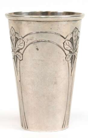 Jugendstil-Becher, Dänemark 1912, Silber, konische Wandung mit Bogenrelief und Blattdekor, umgeschlagener Rand, Ränder min. gedellt, 105 g, H. 12,5 cm - Foto 1