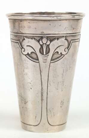 Jugendstil-Becher, Dänemark 1912, Silber, konische Wandung mit Bogenrelief und Blattdekor, umgeschlagener Rand, unterer Rand min. gedellt, 108 g, H. 12,5 cm - фото 1