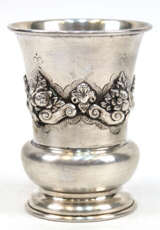 Becher, 925er Silber, innen vergoldet, getreppter Fuß, balusterförmiger Korpus mit umgeschlagenem Rand und aufgesetztem floralem Relief, Gew. 122 g, H. 9,5 cm - фото 1