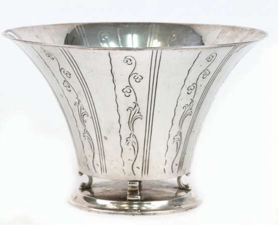 Schale, Schweden 1927, Silber, punziert, 549 g, floral ziselierter Korpus über 4 Füßen auf rundem Stand, H. 14,5 cm, Dm. 22 cm - Foto 1