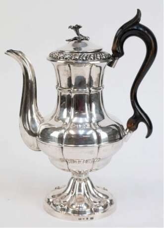 Kaffeekanne, Schweden 1849, Silber, punziert, 743 g, ebonisierter Holzhenkel, Deckel mit Blütenbekrönung, H. 32 cm - Foto 1