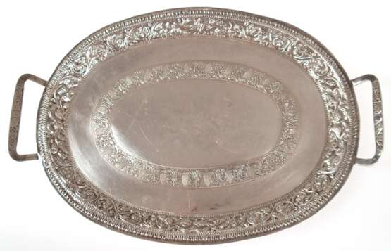 Henkeltablett, oval, 900er Silber, handgetrieben, mit floralem Ornamentdekor, Gebrauchspuren, ca. 390 g, Ges.-L. 36,5 cm - Foto 1