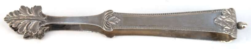 Biedermeier-Zuckerzange, um 1830-50, 13 Lot. Silber (punziert) mit Akanthusblättern, Innenseite Kartusche mit Signatur "Nicolai“, L. 14,2 cm, ca. 21,1 g - photo 1