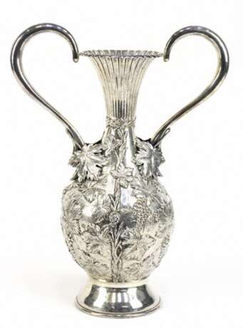 Vase, Spanien, Silber, 683 g, Balusterform mit beidseitigen Ohrenhenkeln, vollflächig mit Blatt- und Traubenrelief, H. 35 cm - Foto 1