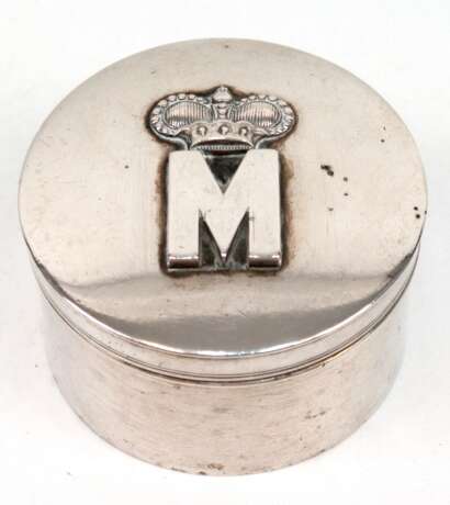 Dose, rund, 12 Lot Silber, Deckel belegt mit plastischem "M" und Fürstenkrone, altersgerechte Gebrauchspuren, Gew. 245 g, Ges.-H. 5 cm, Dm. 7,5 cm - photo 1