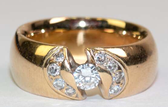 Ring, 585er GG, breite massive Schiene besetzt mit 9 Brillanten von zus. ca. 0,38 ct., Ges.-Gew. 13,36 g, RG 55 - photo 1