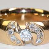 Ring, 585er GG, breite massive Schiene besetzt mit 9 Brillanten von zus. ca. 0,38 ct., Ges.-Gew. 13,36 g, RG 55 - Foto 1