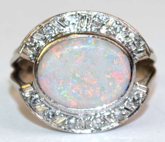 Opal-Diamant-Ring, 585er WG, ausgefaßt mit 1 ovalem Edelopal-Cobochon von ca. 1,1 ct. und 12 Diamanten von zus. 0,12 ct., Ges.-Gew. 4,76 g, RG 53 (Wiederbeschaffungswert lt. Expertise 2950,- €) - Foto 1