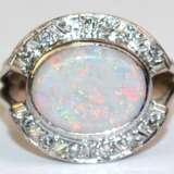 Opal-Diamant-Ring, 585er WG, ausgefaßt mit 1 ovalem Edelopal-Cobochon von ca. 1,1 ct. und 12 Diamanten von zus. 0,12 ct., Ges.-Gew. 4,76 g, RG 53 (Wiederbeschaffungswert lt. Expertise 2950,- €) - фото 1