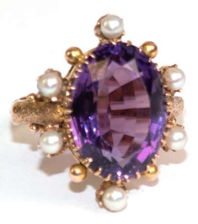 Ring, 585er GG, besetzt mit 1 oval facettiertem Amethyst, der von 6 kl. Perlen und 4 GG-Kugeln umrandet wird, Ges.-Gew. 7,3 g, RG 56 - photo 1