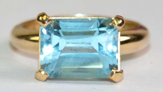 Ring, 750er GG, besetzt mit 1 Blautopas im Baguetteschliff, Ges.-Gew. 2,9 g, RG 52 - photo 1