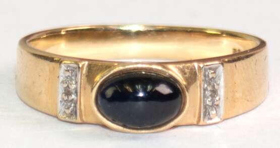 Ring, 585er GG, besetzt mit querovalem Saphircabochon und 2 seitlichen Diamanten, Ges.-Gew. 2 g, RG 50 - photo 1