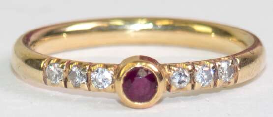 Ring, 585er GG, besetzt mit rund facettiertem Rubin in Zargenfassung und seitlich in der Schiene 6 kleine Brillanten von zus. ca. 0,12 ct., Ges.-Gew. 2,8 g, RG 56 - Foto 1