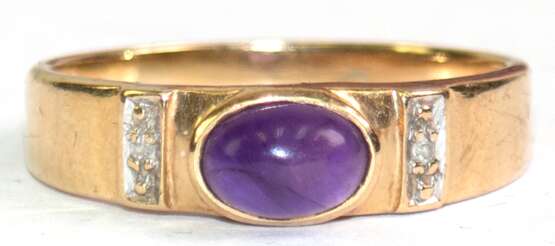 Ring, 585er GG, besetzt mit querovalem Amethystcabochon und 2 seitlichen Diamanten, Ges.-Gew. 2 g, RG 49,5 - photo 1