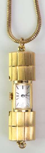 Kettenuhr, 1970er Jahre, vergoldet, reliefierter zylinderförmiger Anhänger zum Auseinanderziehen mit Uhr im Inneren, Handaufzug, gangfähig, Anhänger-L. mit Ösen 4,6 cm, Ketten-L. 89 - 95 cm - Foto 1