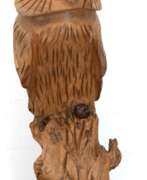 Übersicht. Figur &amp;quot;Eule auf Baumstamm sitzend&amp;quot;, Holz geschnitzt, mit Glasaugen, H. 62 cm