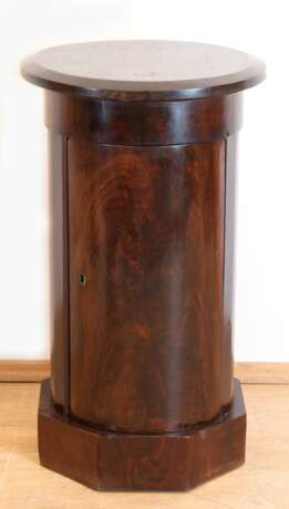 Biedermeier-Säulenschrank, Mahagoni, auf 8-eckigem Stand, hinter gebogener Tür 2 Einlegeböden, Gebrauchspuren, H. 72 cm, Dm. 42 cm - фото 1