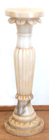 Blumensäule, um 1950, Alabaster, Rundfuß, kannelierter, leicht gebauchter Schaft, H. 90 cm, Dm. 27 cm - photo 1