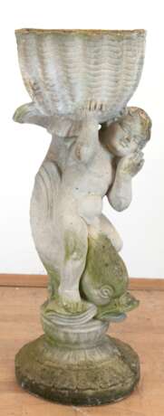 Pflanzgefäß, figürlich, "Putto auf einem Delphin sitzend und Muschelschale tragend", Steinguß, Gebrauchspuren, H. 98 cm, Dm. 34 cm - Foto 1