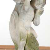 Pflanzgefäß, figürlich, "Putto auf einem Delphin sitzend und Muschelschale tragend", Steinguß, Gebrauchspuren, H. 98 cm, Dm. 34 cm - photo 1