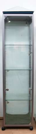 Laden-Vitrine, verchromter Metallrahmen, 4-seitig verglast, Glaseinlegeböden, mit Beleuchtung (z.T. def.), Gebrauchspuren, 190x50x50 cm - Foto 1