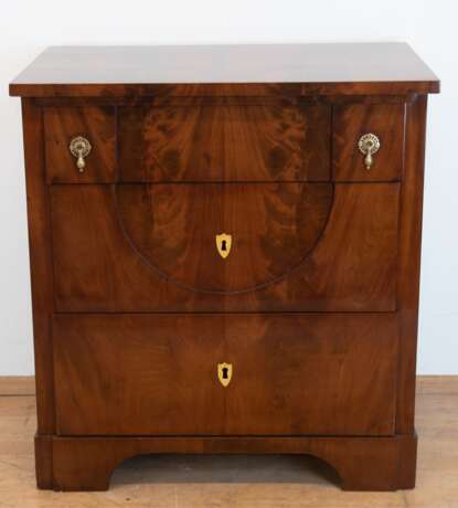 Biedermeier-Kommode, Mahagoni furniert, 3 Schubkästen, mit Rundbogen, Platte mit Gebrauchspuren, 82x77x50 cm - photo 1