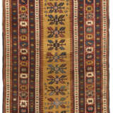 A LONG KAZAK RUG - Foto 1